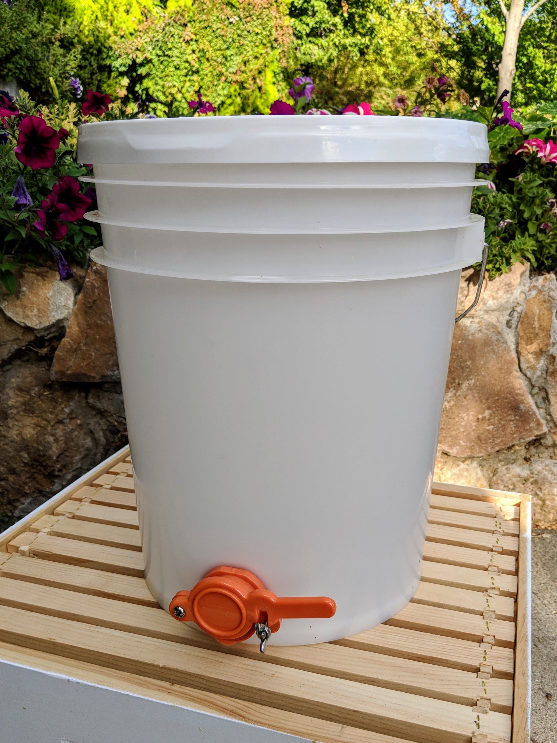 Honey Bucket W/Honey Gate image 0