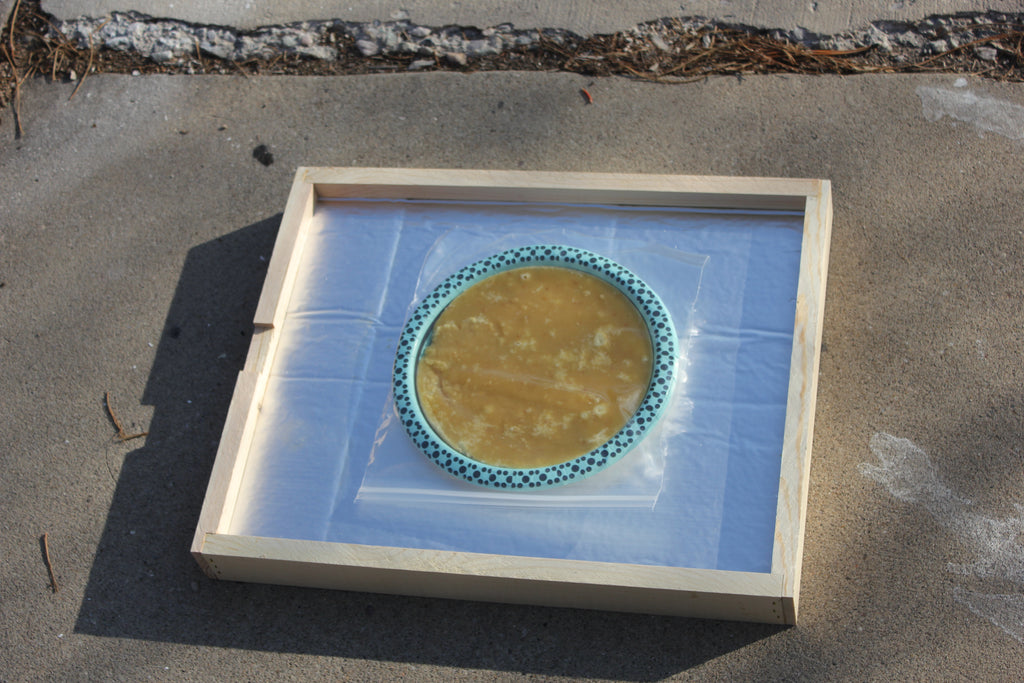 Winter Feeding Board "Bee Beanie" With 1 Fondant Patty image 0