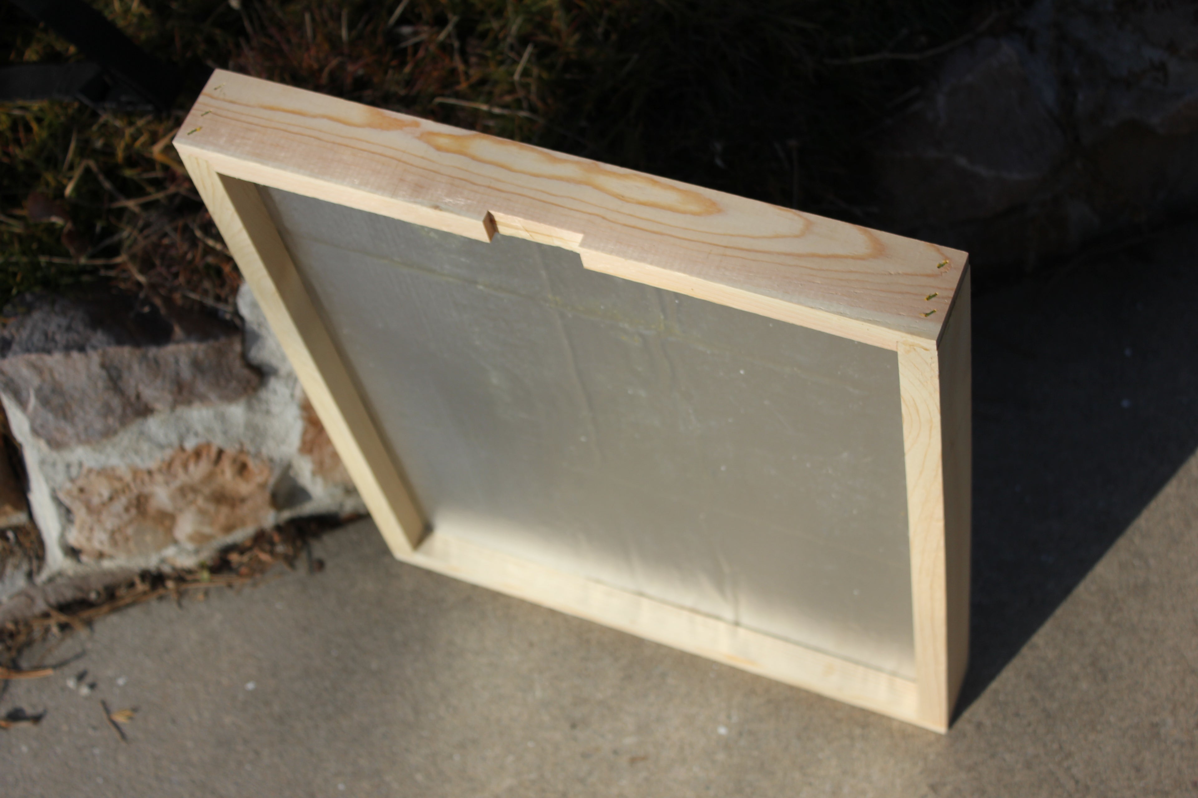 Winter Feeding Board "Bee Beanie" With 1 Fondant Patty image 1